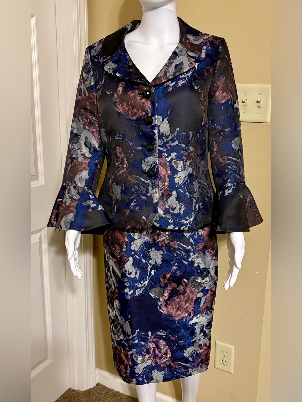 TAHARI Arthur Levine Elegant Navy Floral Satin Skirt Size 10